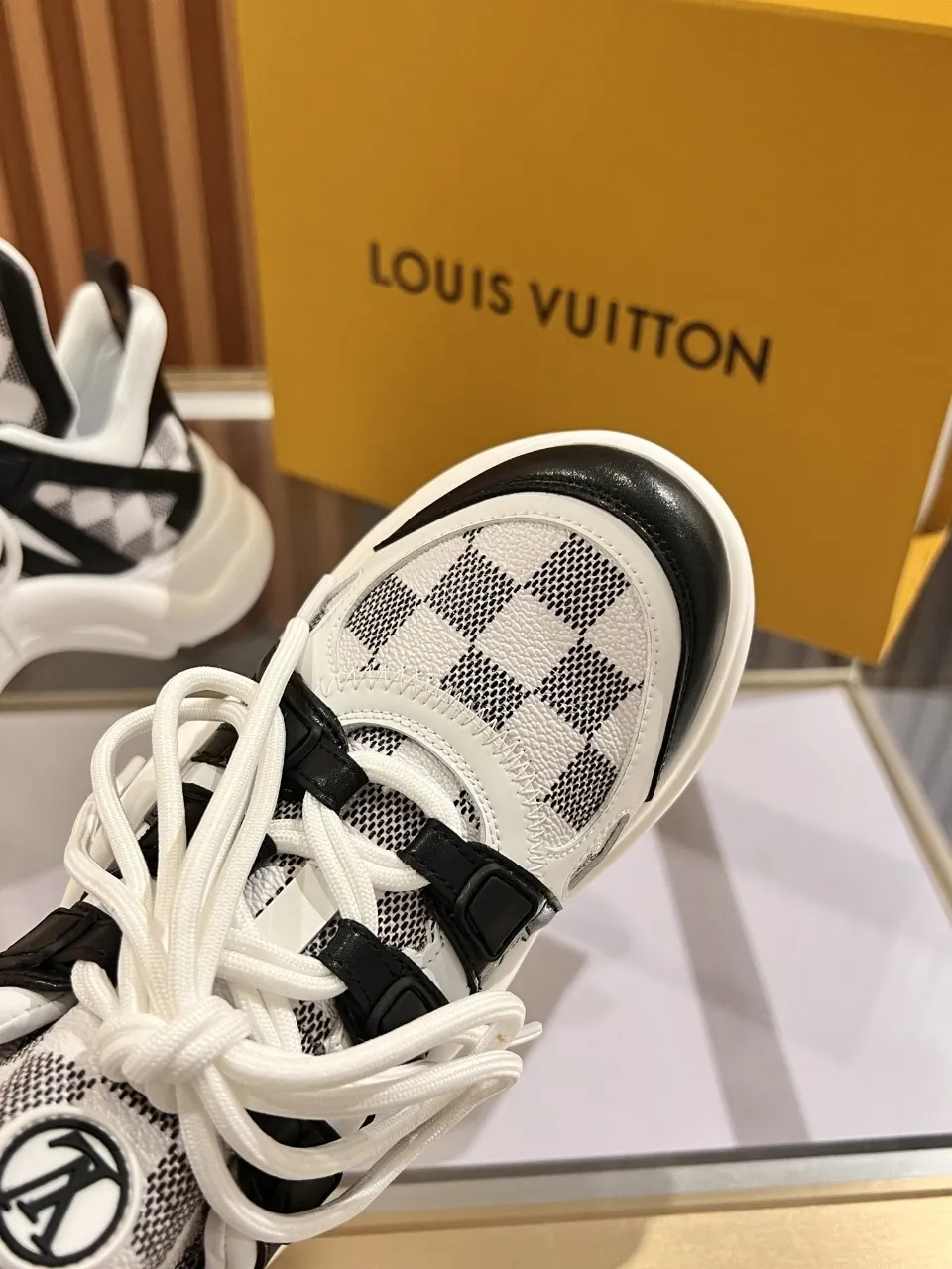👟👟Ex-factory price 800👟👟 2025 new LV fancy black and white diamond model, high-end and elegant, showing long legs, casual sports dad shoes with heel height of about 5.5cm, 35-41